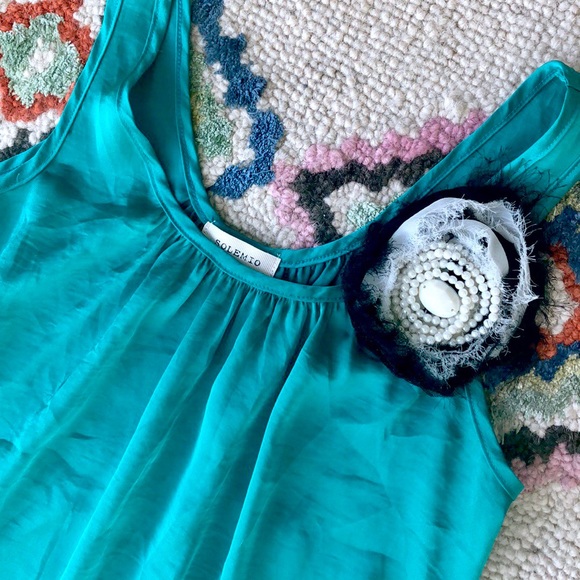 ☘️Silk Emerald Top with Pearl Flower Detail - Picture 7 of 7